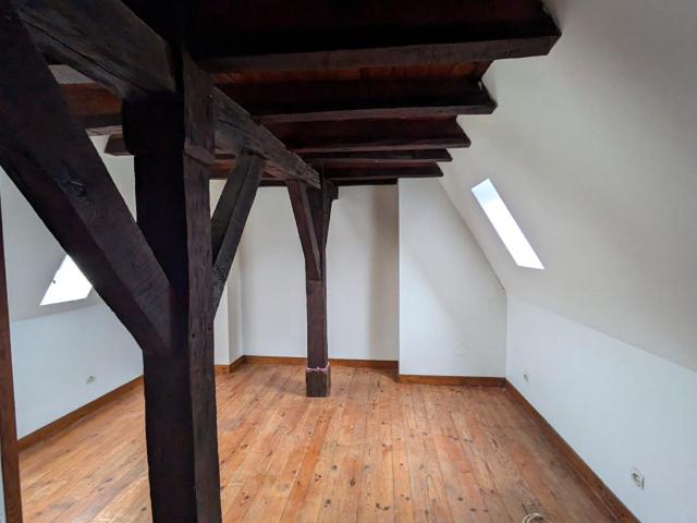 Proche prieuré, immeuble 3 appartements + local commercial actuellement loué