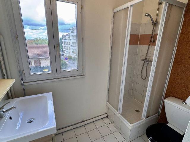 Proche RER A et commerces