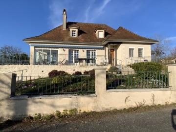 Proche toutes commodités, maison familiale et chaleureuse. 125m² Gramat