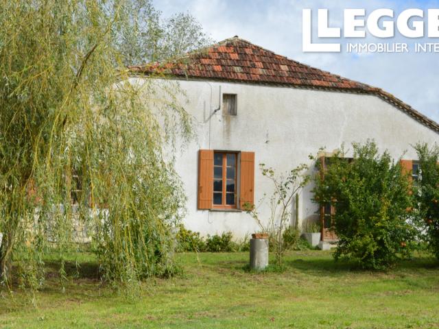 Proche TONNEINS, en campagne ancien corps de ferme en pierre isolée et sans vis à vis avec vue sur les coteaux