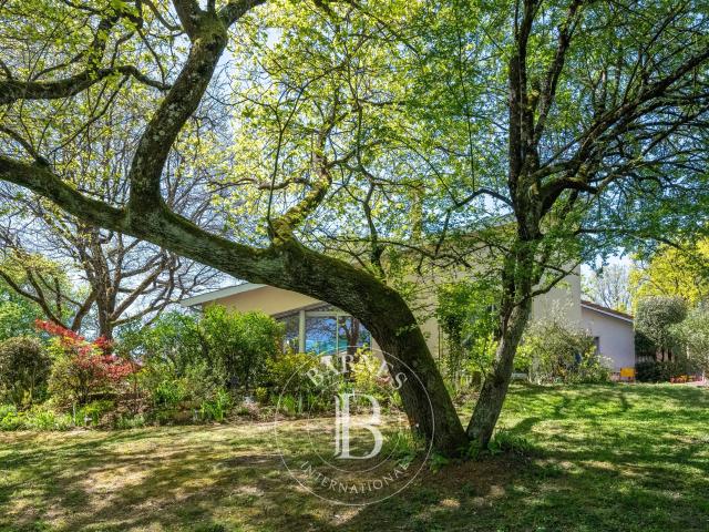 Proche tennis à Charbonnières parcelle 2000m² maison 230m² 5 chambres grand garage