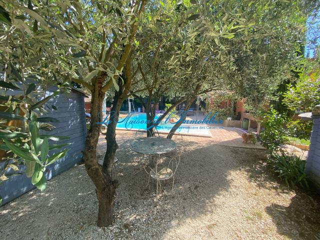 Proche Uzès, villa F4 avec petite dépendance, piscine et panneaux photovoltaique sur 3835 m2 de terrain avec u
