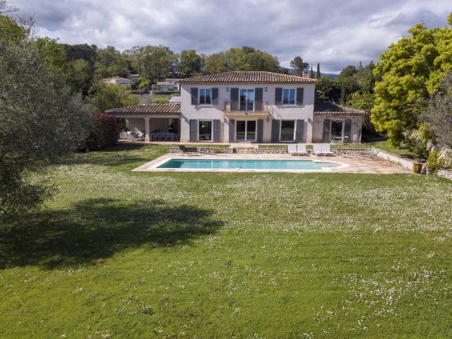 Proche Valbonne: superbe villa exposée sud au calme absolu b. 240m² Valbonne