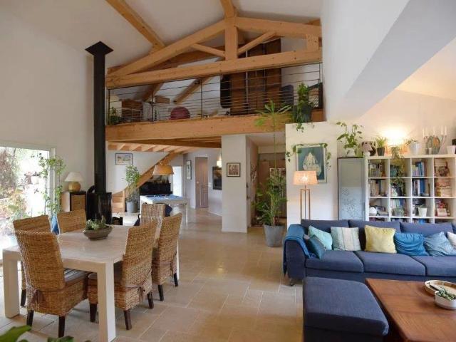 Proche village Villa de 251 m² avec 5 chambres 251m² Saint Paul en Forêt