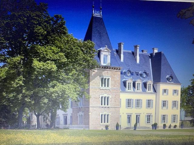 Villefranche sur Saône 8 mn. Appartement d'exception de 185 m2 avec jardin privatif de 520 m2.