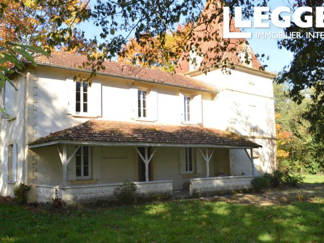 Proche VILLENEUVE, Maison en pierre avec pigeonnier et grange à restaurer sur 5000m² de jardin avec puits