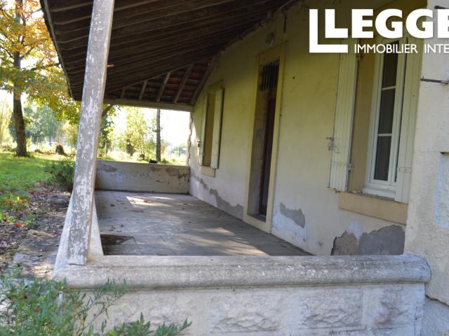 Proche VILLENEUVE, Maison en pierre avec pigeonnier et grange à restaurer sur 5000m² de jardin avec puits