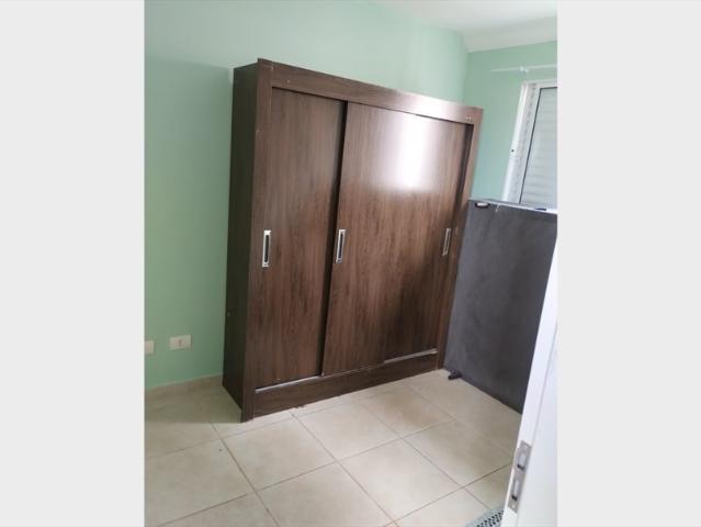 Procuro uma pessoal para dividir apartamento, de preferência que trabalhe e seja organizada