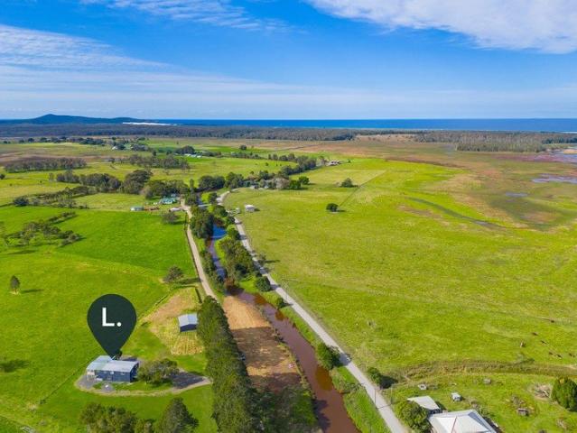 Productive Creekfront Farm with Renovated Home on 39ha