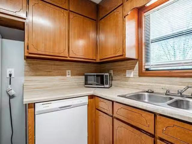 PROFESSIONAL SUPER HOST Move in Fee Waived‼Free High Speed Int.
