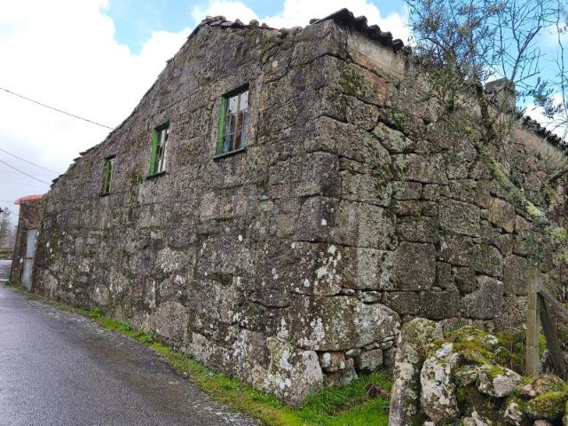 Casa em pedra, excelente para recuperar. Granito com História, investimento com Futuro