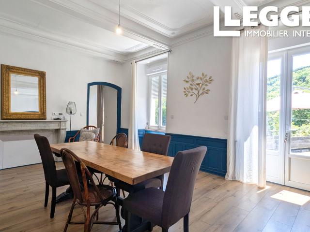 Projet de rénovation en partie achevé, avec terrain et dépendances, en bordure de village