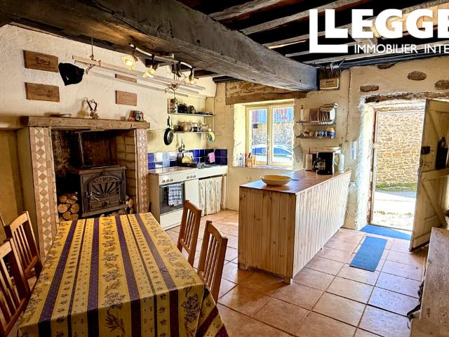 Projet de rénovation: maison en pierre avec potentiel de gîte, dépendances et vue sur la campagne