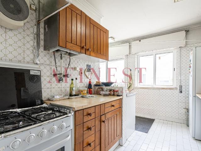 Projeto de Vida ou Investimento T3 para Renovar nos Checlos 80m² Carcavelos e Parede