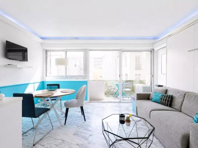 Promenade des Anglais, grand studio avec alcove couchage sur beau balcon et vue mer
