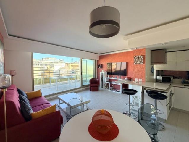 Promenade des Anglais – Dernier étage, 2 pièces avec solarium, vue mer et piscine