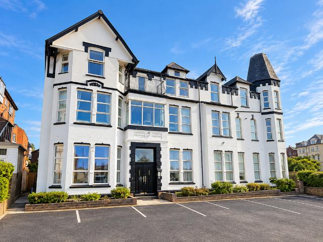 Promenade, Southport PR9 2 bed flat to rent £950 pcm £219 pw