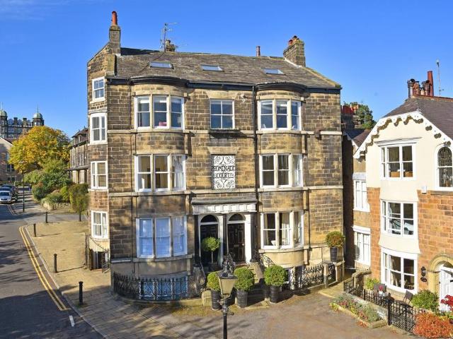 Promenade Square, Harrogate, HG1 2 bed flat to rent £1,095 pcm £253 pw