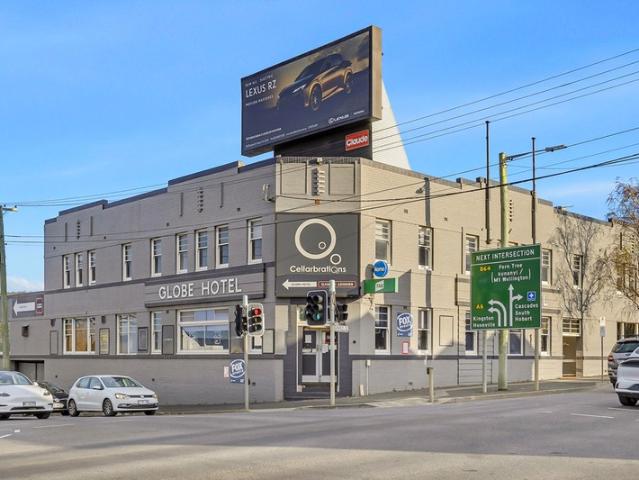 Prominent freehold hotel on a substantial corner landholding