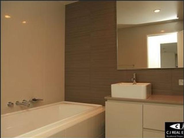 Prominently located on a peninsula site! Comfortable 2 bed apartment!