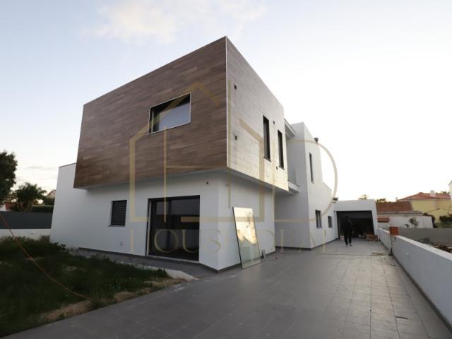 PRONTA! Luxuosa Moradia T5 com Garagem e Piscina. Azeitão