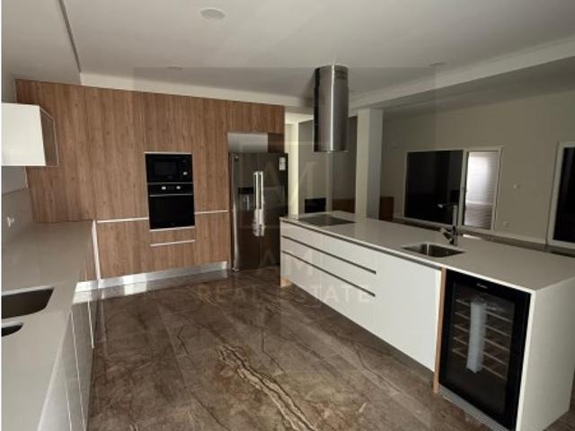 PRONTA* Moradia T5 com Piscina