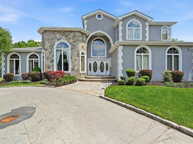 House with pool and garden