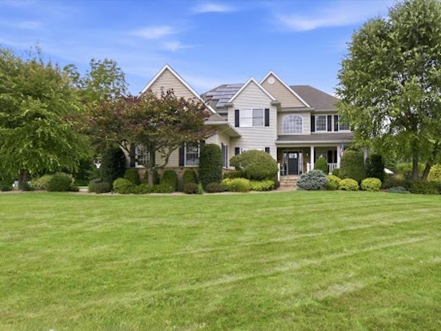 House with pool and garden