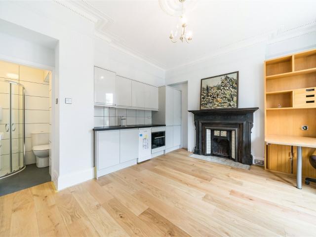 property to let in Airlie Gardens, London, W8 £1,755 pcm