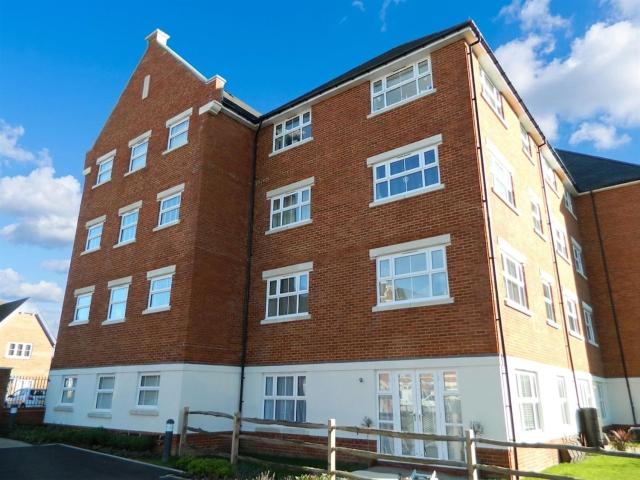 Property to let in Arundale Walk, Horsham, RH12 RH12 1QG | Courtney Green