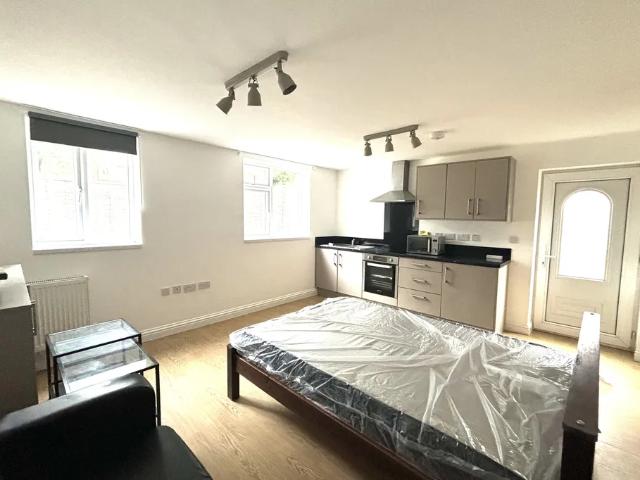 property to let in Nigel Avenue, Northfield, B31 £750 pcm