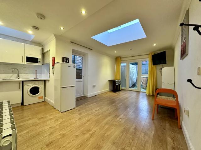 property to rent pine road, cricklewood, nw2 | 1 bedroom flat through abacus estates