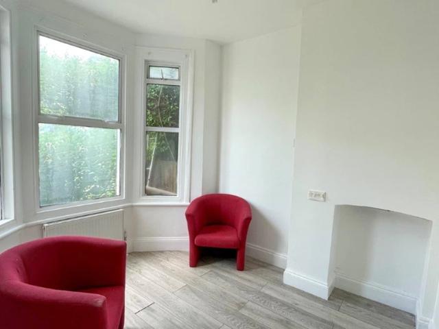 property to rent sandringham road, willesden green, nw2 | 3 bedroom flat through abacus estates