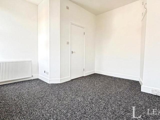 property to rent West Road, Westcliff on Sea, Essex, SS0