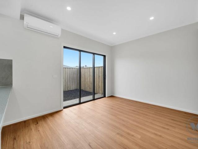 WALKING DISTANCE TO THORNHILL PARK PRIMARY SCHOOL!