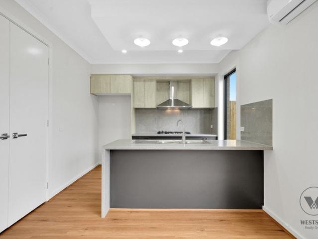 WALKING DISTANCE TO THORNHILL PARK PRIMARY SCHOOL!