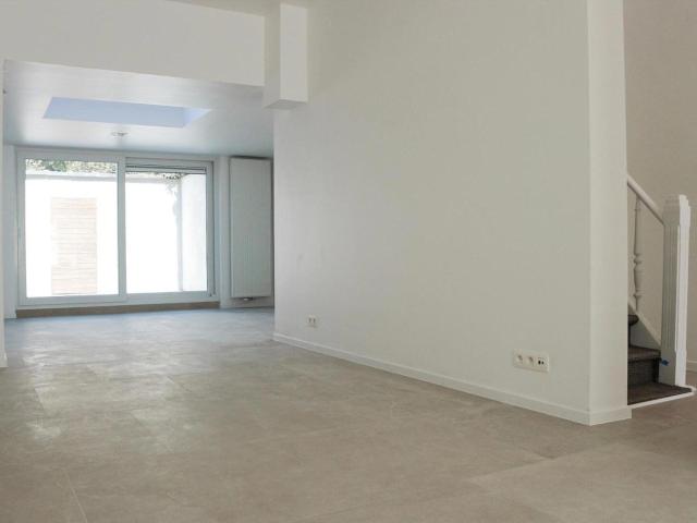Property with a large sun terrace access to Fluweelpark an