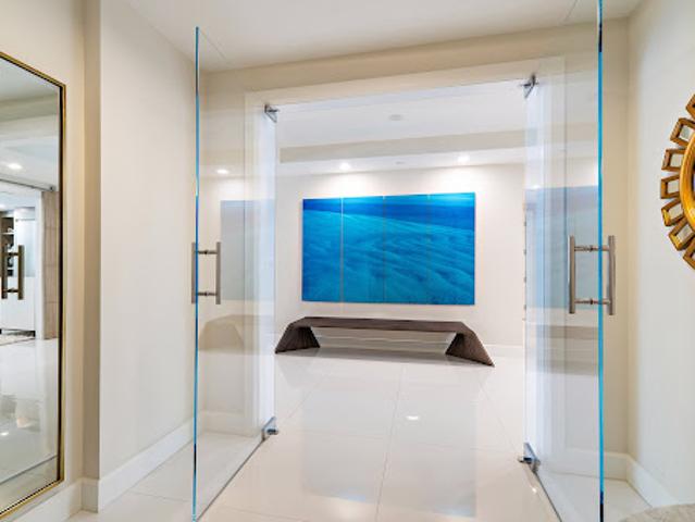 Seaside apartment with pool