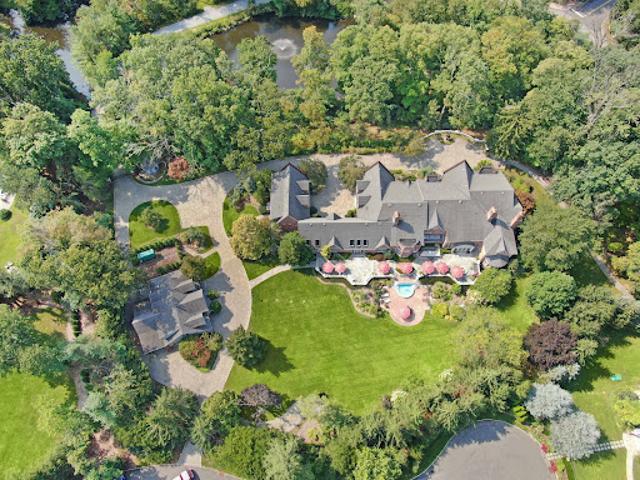 House with pool and garden