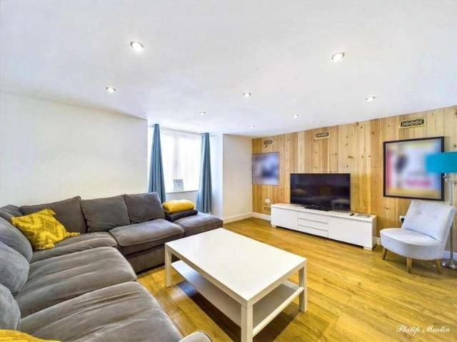 2 bed flat for sale