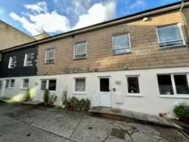 Property & Houses to Rent: The Bakehouse, Bakehouse Mews, High.