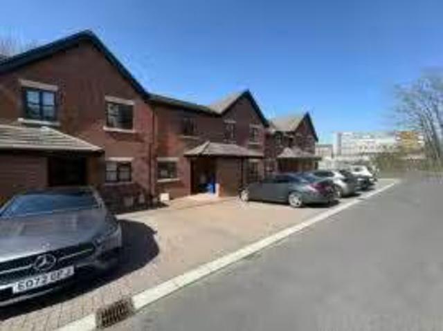 Property & Houses to Rent: Crescent Drive, Aldershot, Hampshire