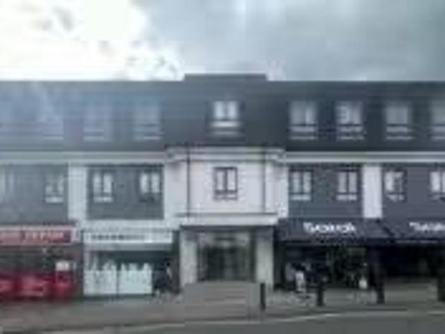 Property & Houses to Rent: Guildgate House, High Street, Crowt.