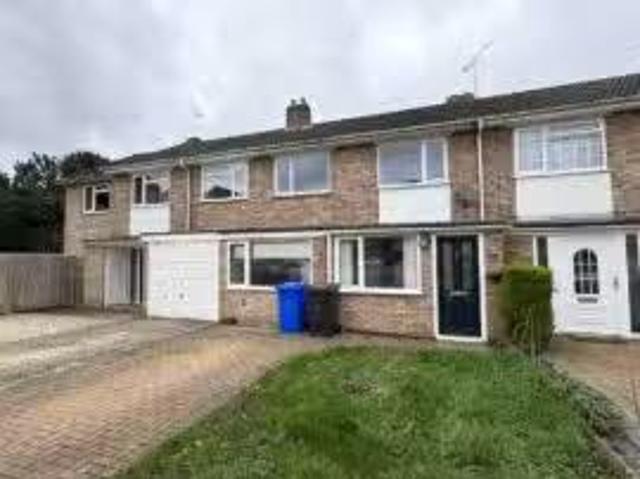 Property & Houses to Rent: Holly Way, Blackwater, Camberley