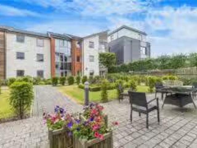 Property & Houses to Rent: Kings Place, Fleet, Hampshire