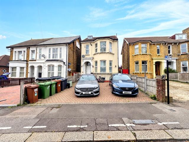 Property in Hainault Road, Leytonstone, E11:1 room apartment to let in Hainault Road, Leytonstone, E11