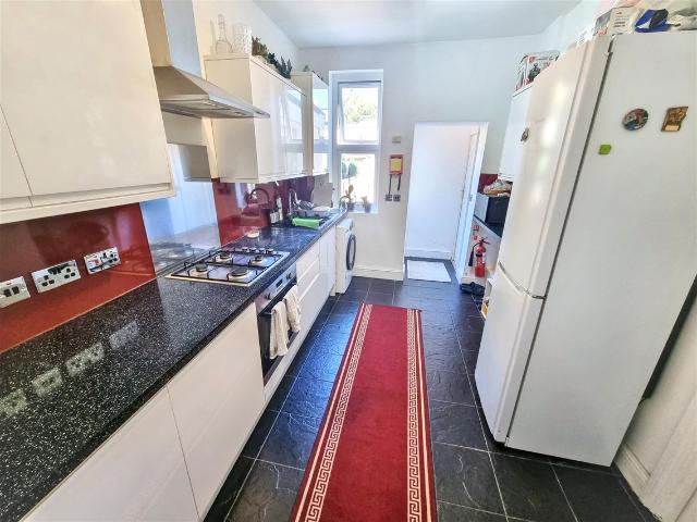 Property in Maryland Square, Stratford, E15:4 room house to let in Maryland Square, Stratford, E15