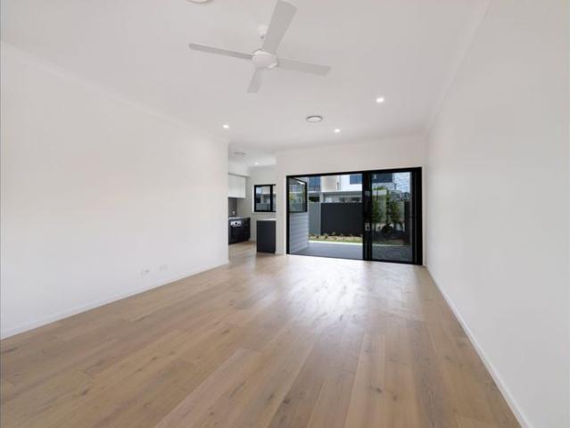 Property Managed I Stylish, Spacious Townhouse in the Heart of Hope Island – Perfect for Families or Professionals!