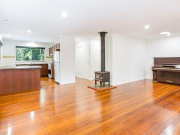 Properly Managed I Charming 3 Bedroom Rental with Serene Mountain Views in Tamborine Mountain!
