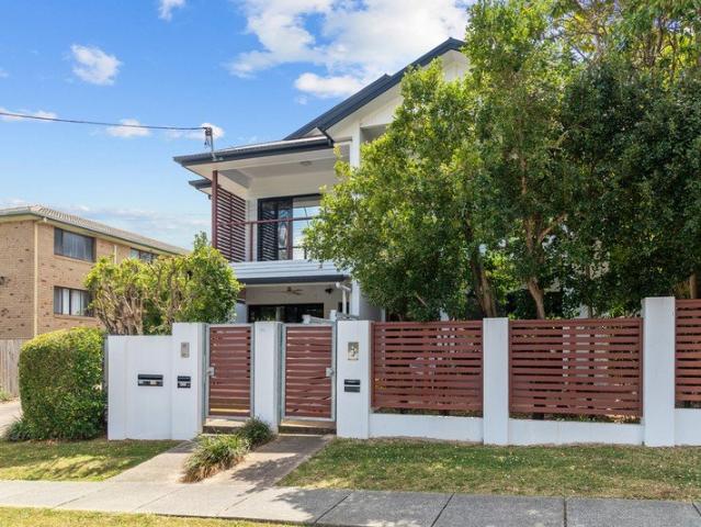 Properly Managed I Embrace a life of elegance and ease with Unit 2 at 34 Christensen St. where comfort meets convenience!